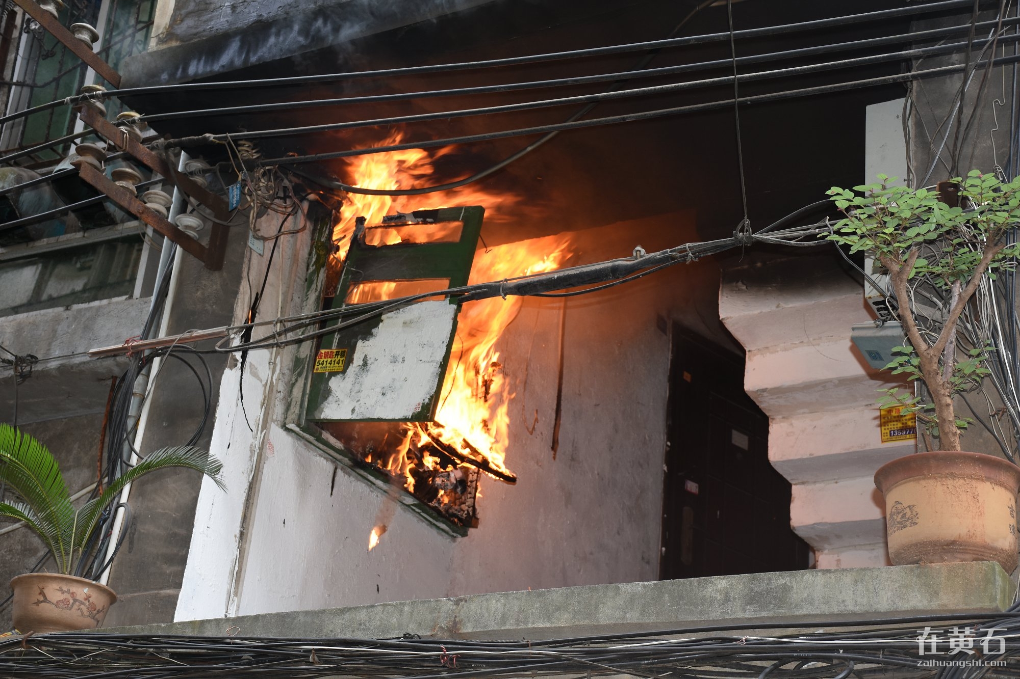 黄石港区一居民楼电表箱起火消防官兵紧急排险