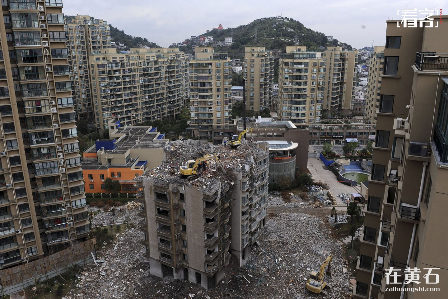 凛冽的寒风中,在浙江台州市玉环县坎门"渝汇蓝湾国际小区,挖掘机在