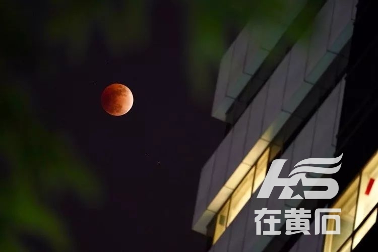 奉上 北京宣武门地区拍摄的红月亮