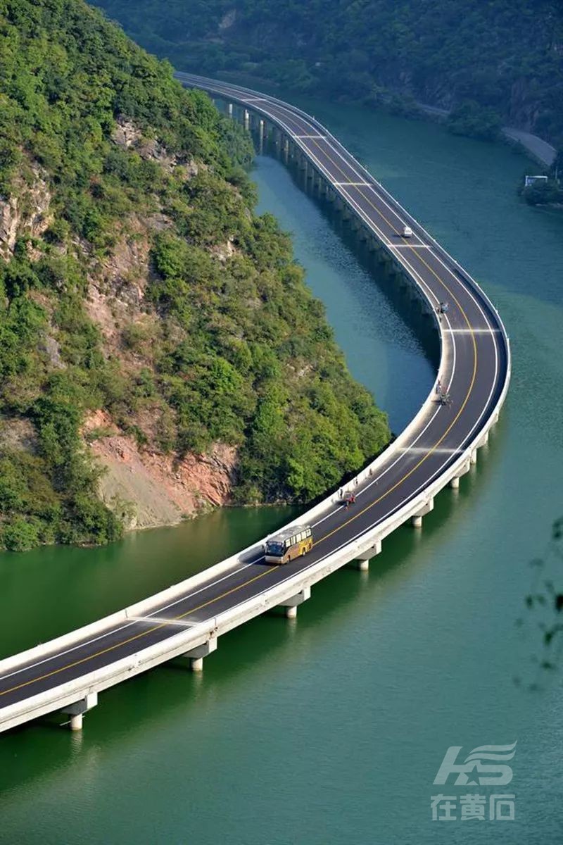 被誉为中国最美的水上公路!全球十大险桥之一,四渡河大桥