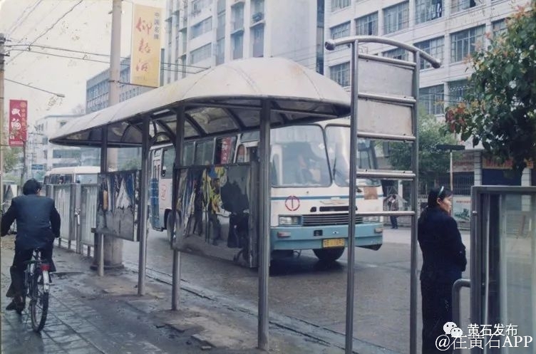 老式公交站图片