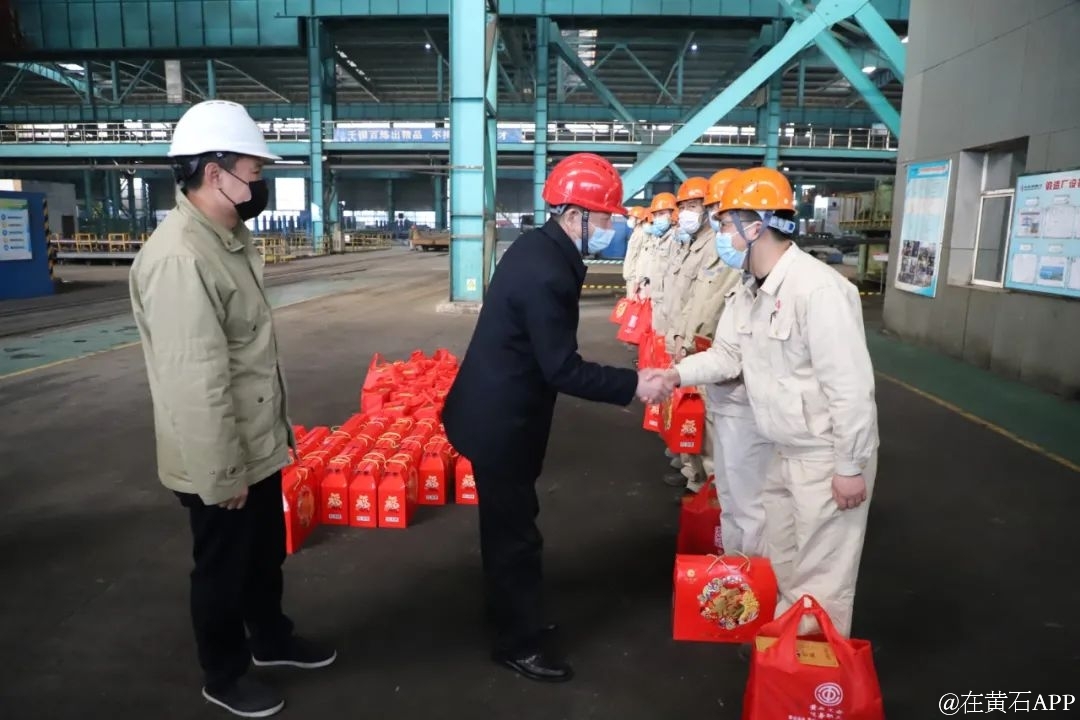 刘公海慰问大冶特钢公司职工按照市委,市政府统一部署,市总工会今年将