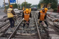 黄石武铁工务段铁路工人对轨道进行养护和维修